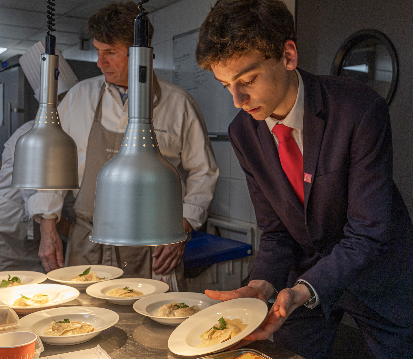 éléve en tenur de service en train de service des plats