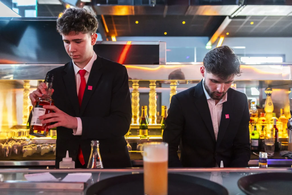 deux élèves Barman préparant des cocktails