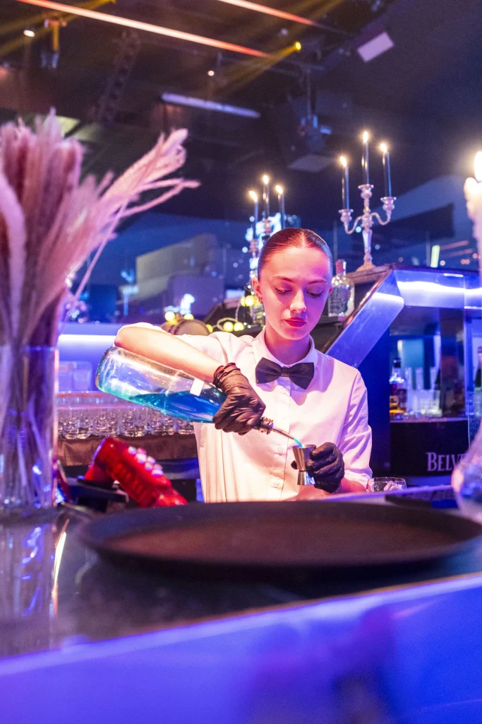 Une élève au bar préparant un cocktail