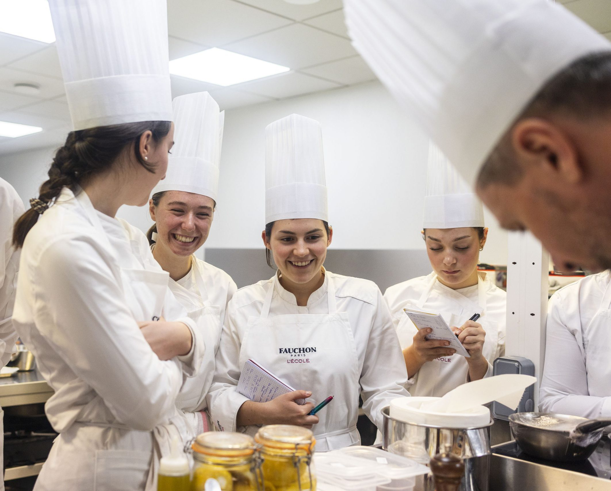 Élèves en tenue de cuisine.