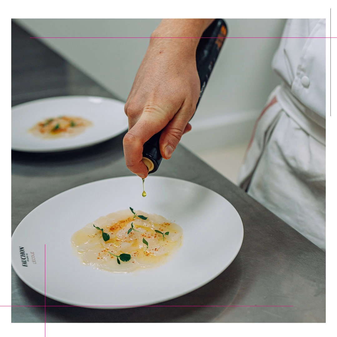 dressage d'une assiette gastronomique de tartare de saint-jaques