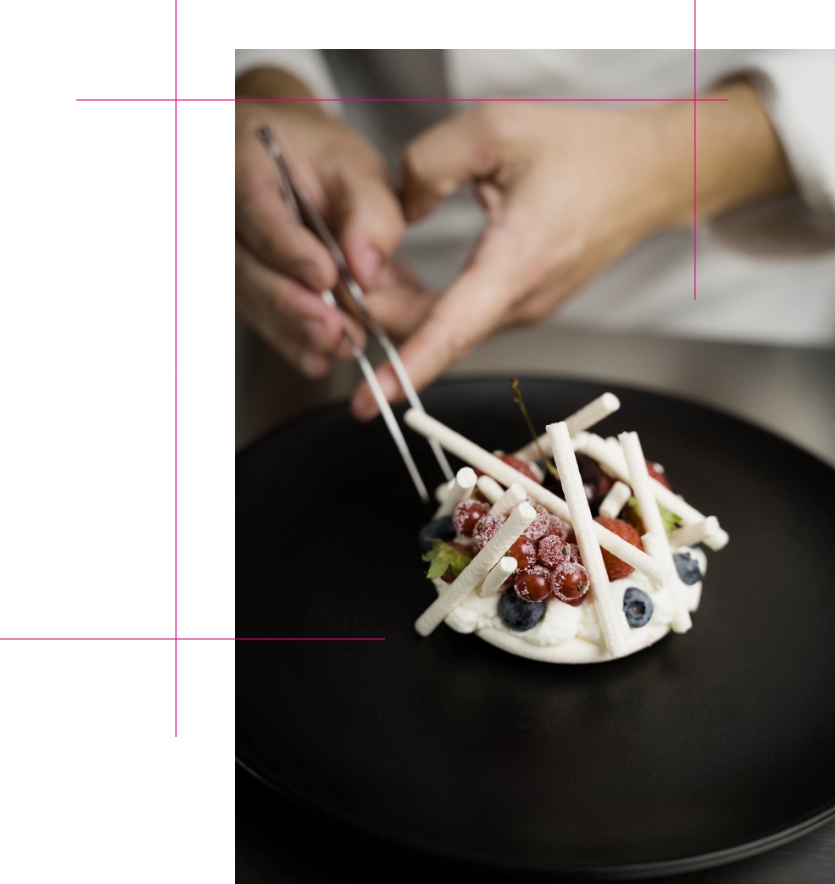 assiette noire avec un dressage gastronomique