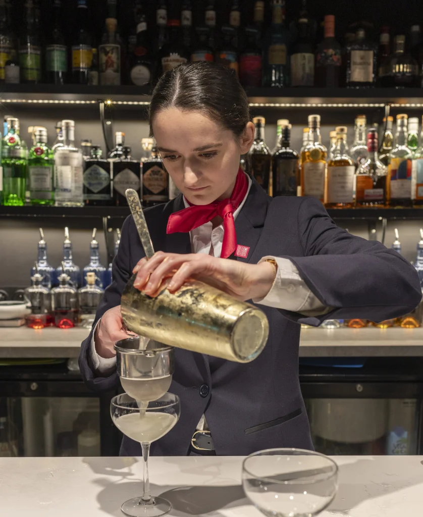 étudiante barman qui fait un cocktail