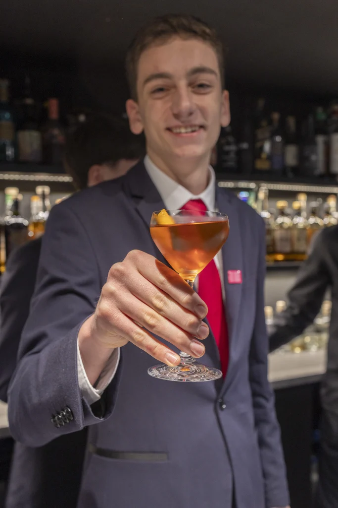 serveur qui sert un verre