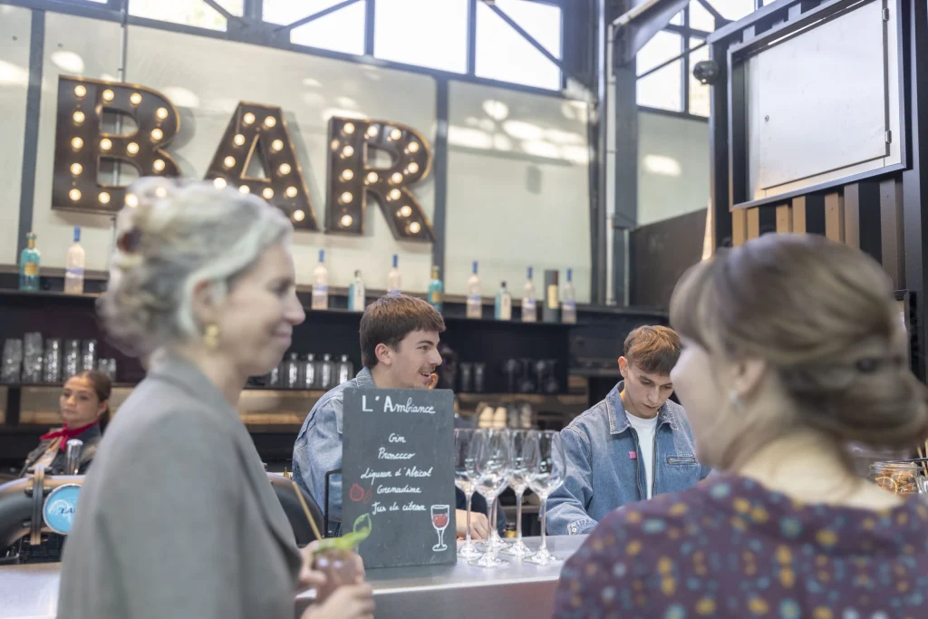 Deux femmes dans un bar