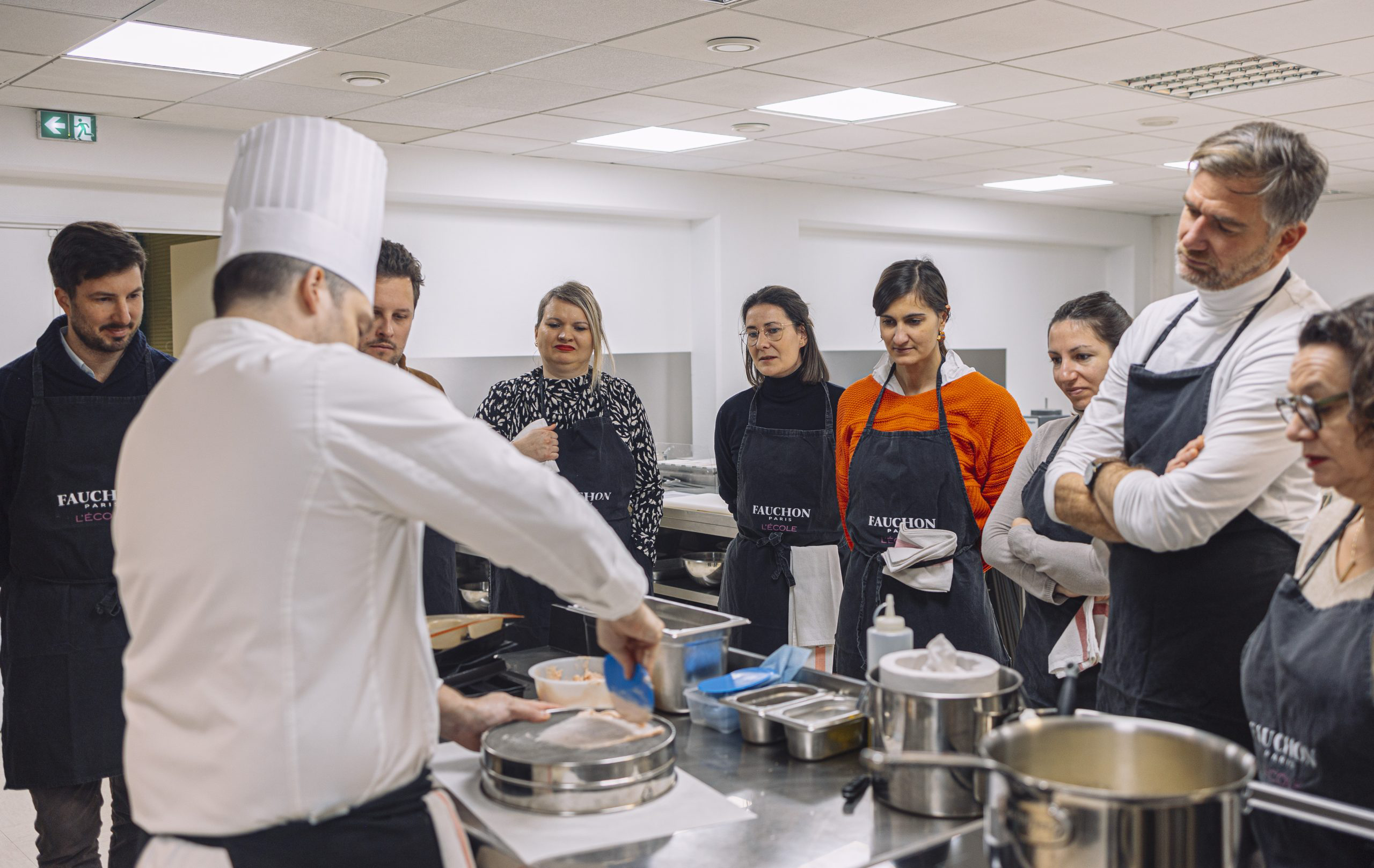 groupe amateur qui écoute le chef