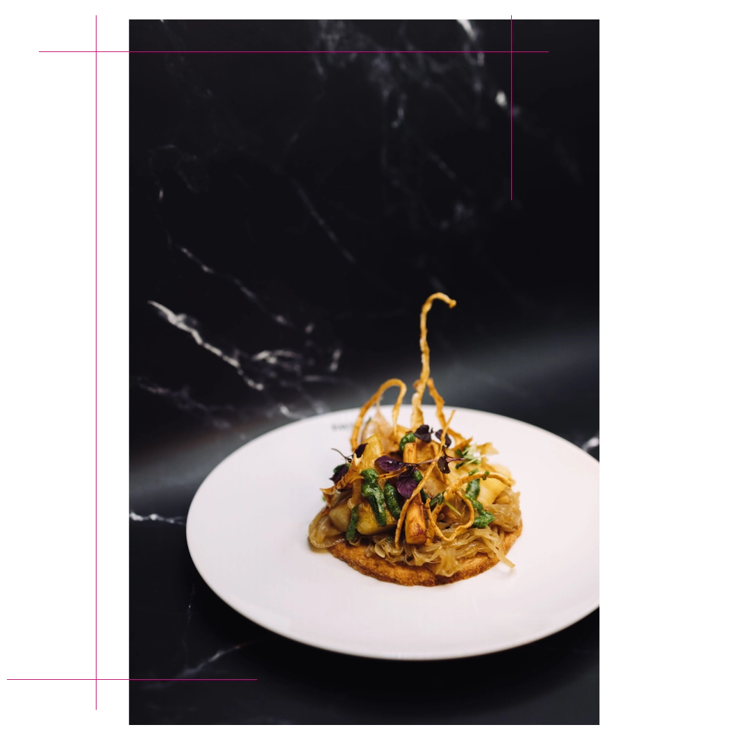 Commis-de-cuisine-École-FAUCHON-Rouen assiette gastronomique sur un fond en marbre noir