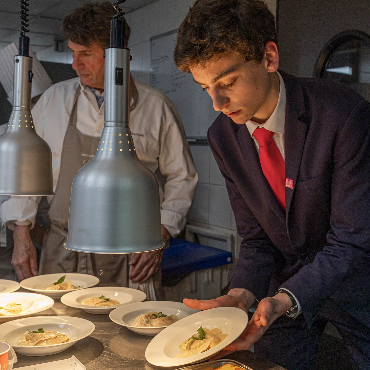 éléve en tenur de service en train de service des plats