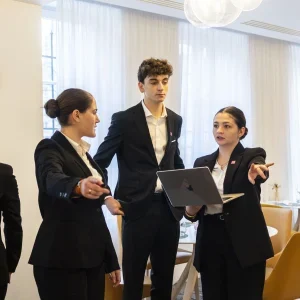 étudiant en management de la gastronomie qui font un brefing