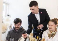 étudiant serveur qui sert des clients au restaurant