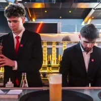 deux élèves Barman préparant des cocktails
