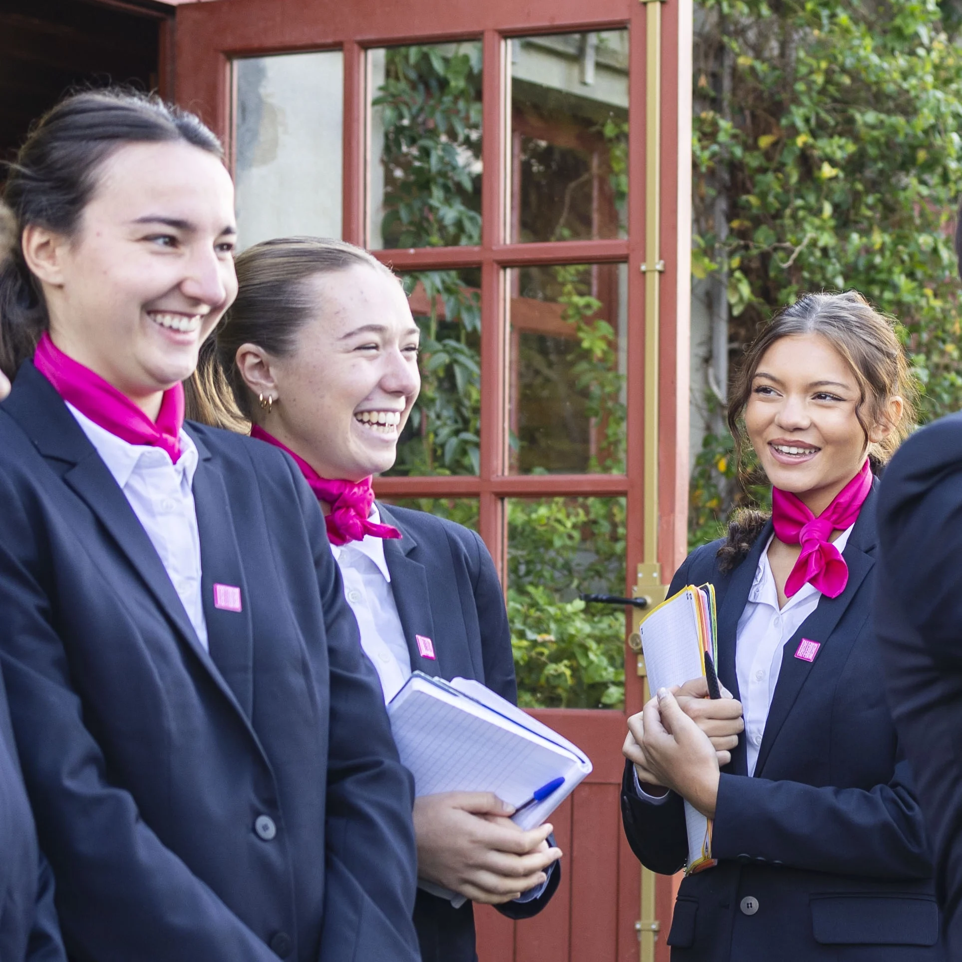 étudiant en tenue de service qui souris