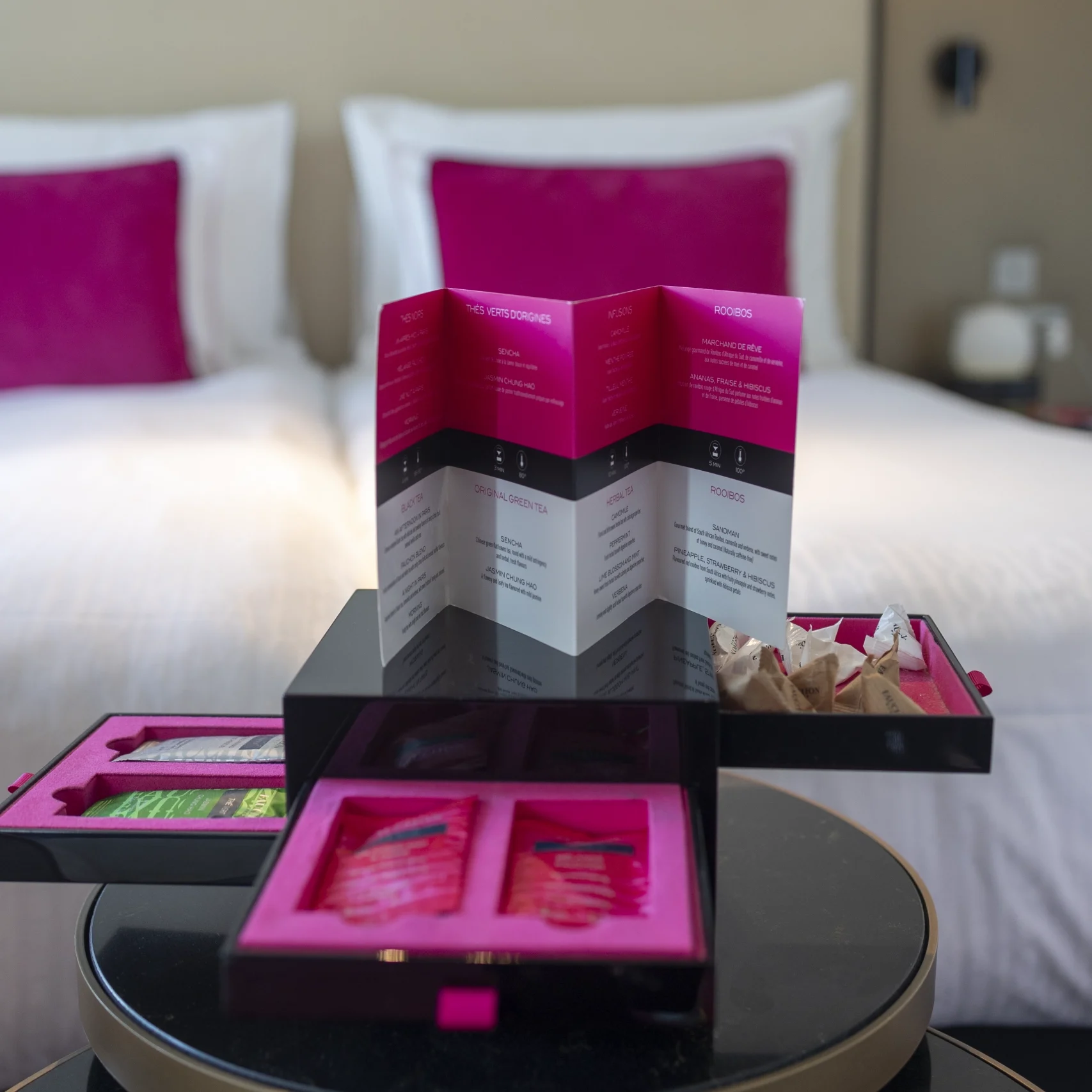 presentoire à thé fauchon avec une carte de présentation posés sur une table