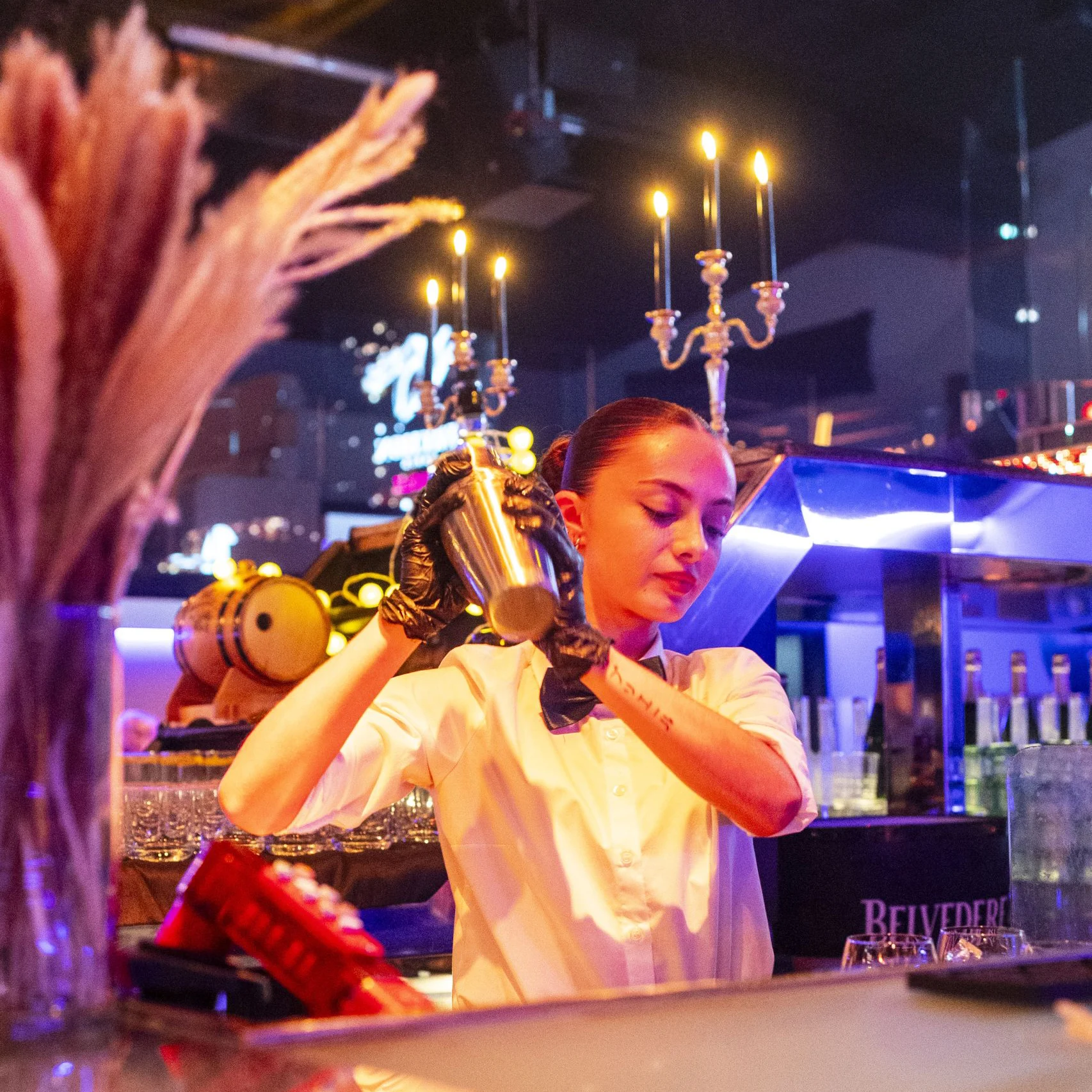 élève secouant un shaker au bar
