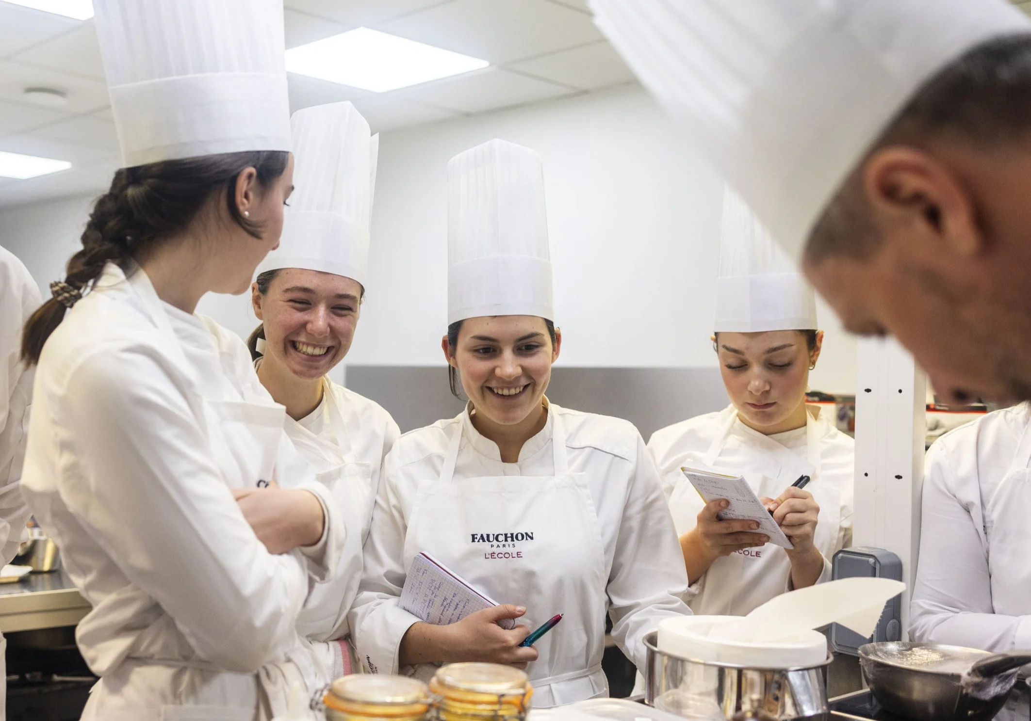 Élèves en tenue de cuisine.