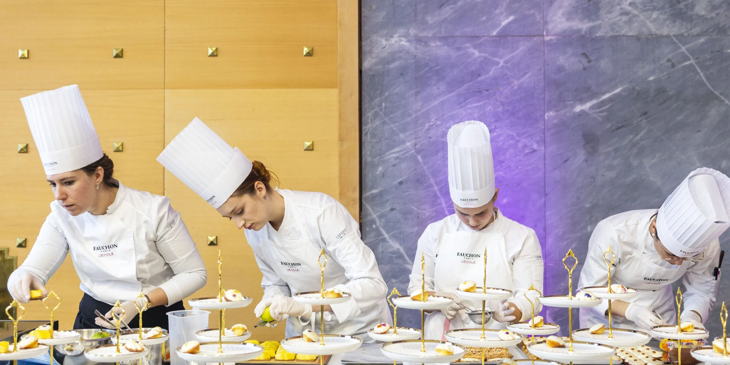 Une cheffe avec des élèves préparant un tea time.