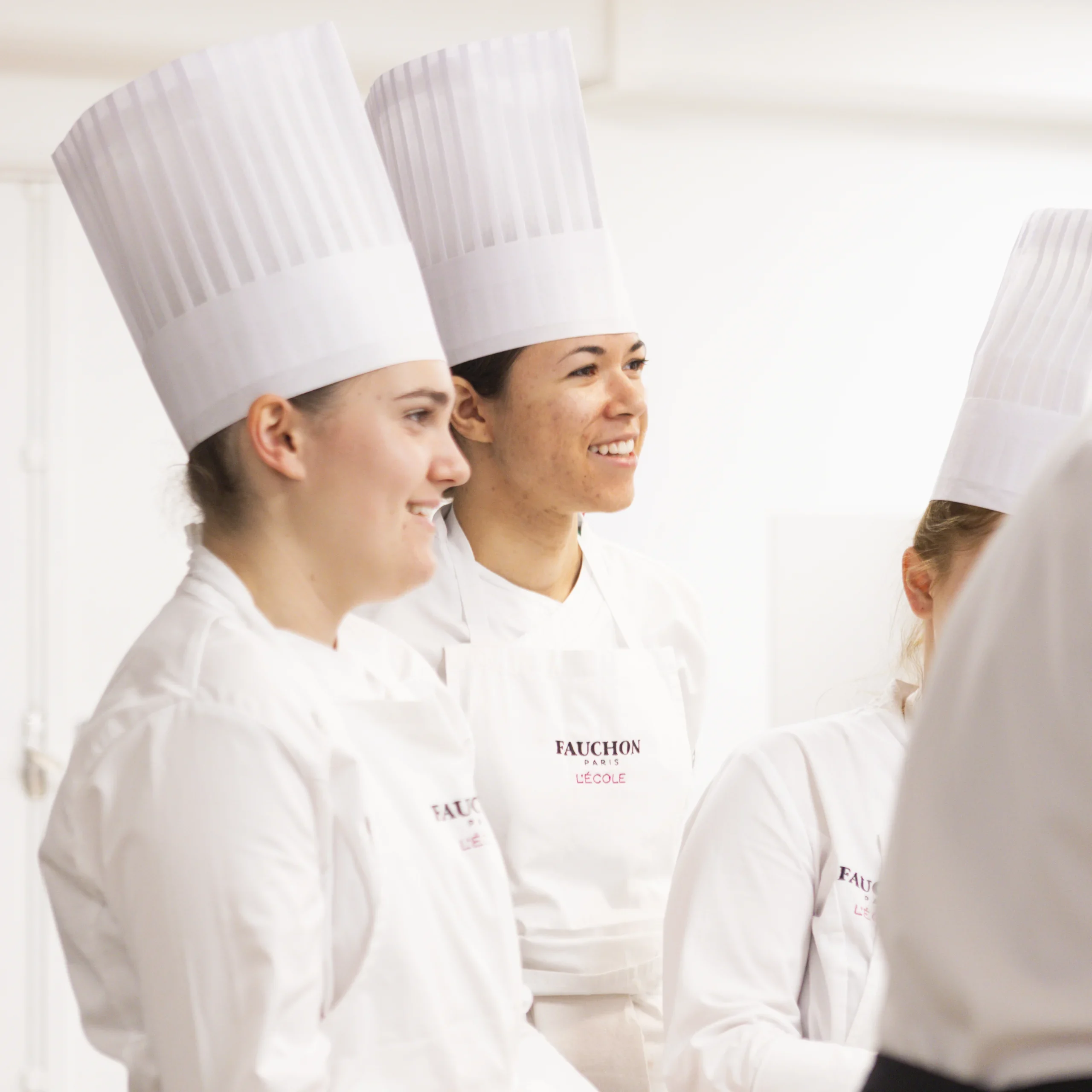 étudiants en tenue de cuisine