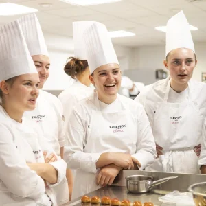 étudiants en tenue de cuisine qui rigolent