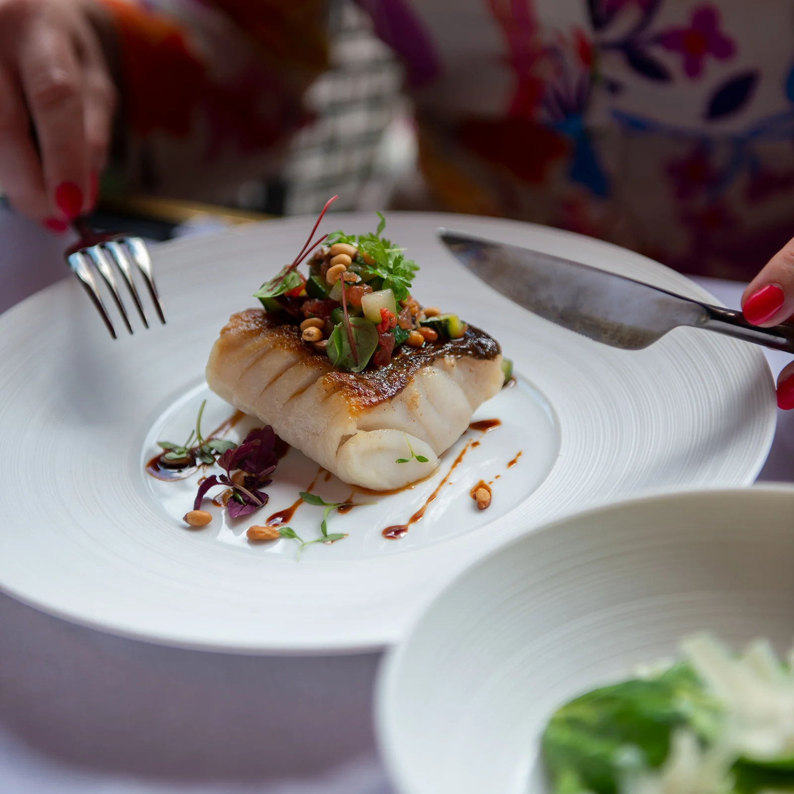 Assiette avec un poisson cuisiné