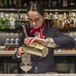 étudiante barman qui fait un cocktail