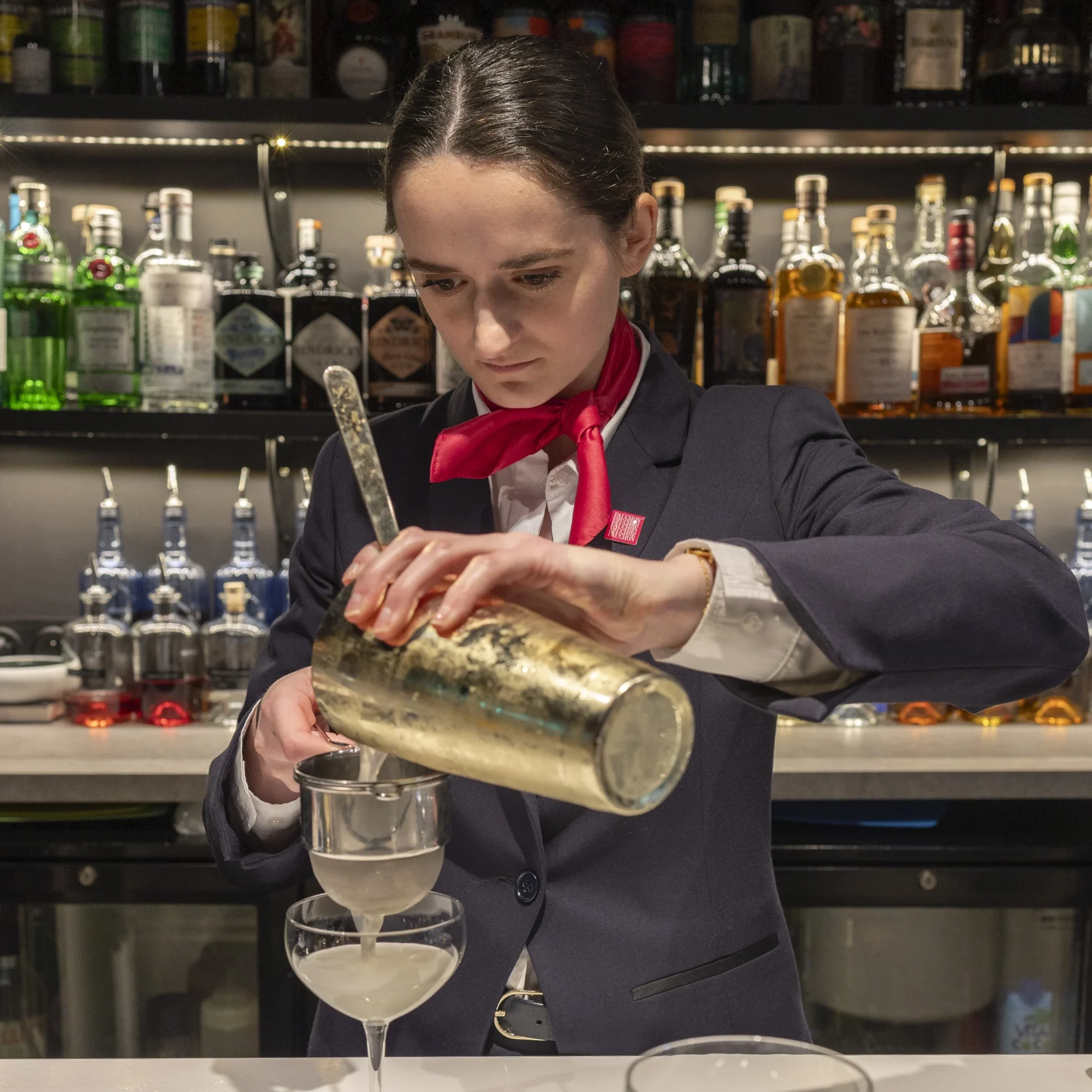 étudiante barman qui fait un cocktail