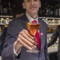 serveur qui sert un verre