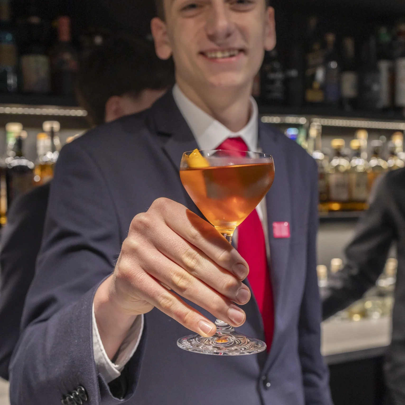 serveur qui sert un verre