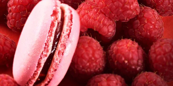 macaron rose avec des framboises