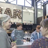 Deux femmes dans un bar