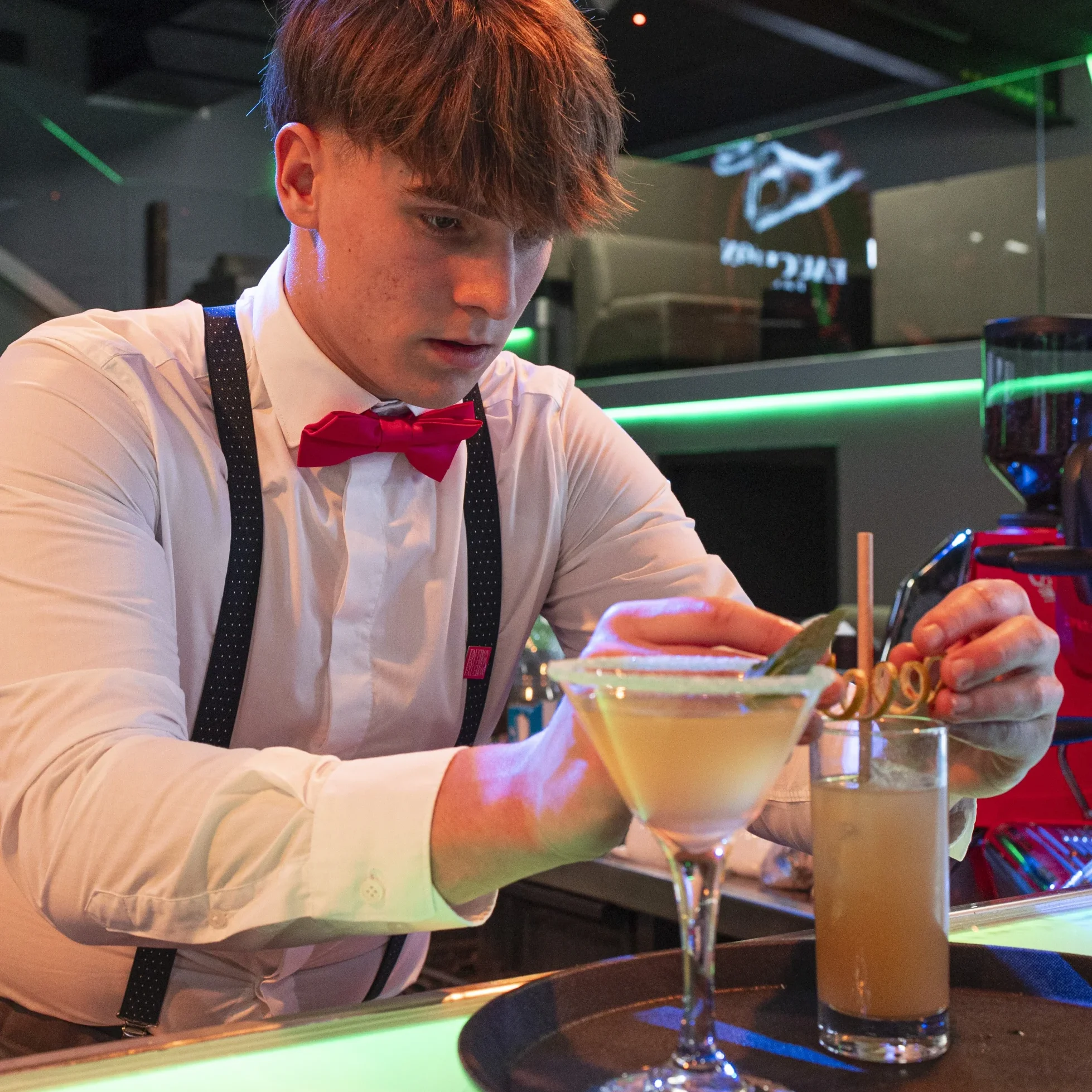étudiant barman qui dresse un verre